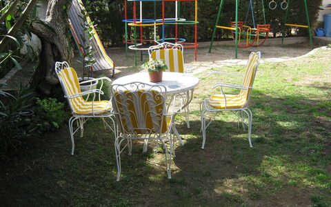 Vilafortuny: Stuhl, Baum, Hinterhof, Garten, Möbel, Tabelle, Garten, Pflanze, Freizeit, Gartenmöbel