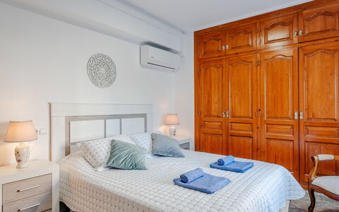 Monada: Möbel, Bett, Schlafzimmer, Interior Design, Fussboden, Holz, Bettdecke, Bedding, Flooring, Zimmer