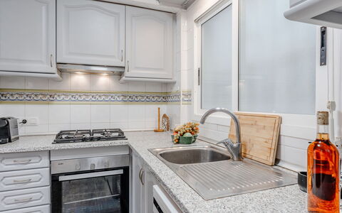 Monada: Küche, Countertop, Küchengerät, Major Appliance, Interior Design, Spüle, Cabinetry, Flooring, Herd, Haushaltsgerät