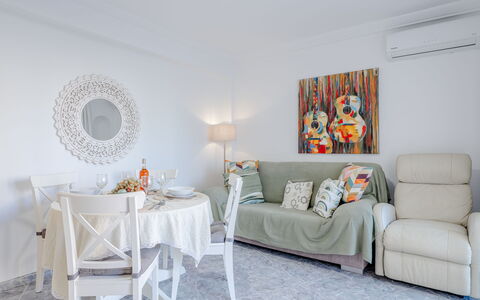 Monada: Möbel, Interior Design, Couch, Flooring, Fussboden, Zimmer, Wohnzimmer, Decke, Holz, Tabelle