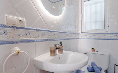 Monada: Armatur, Flooring, Fussboden, Fliese, Installation, Badezimmer, Sinken, Zapfhahn, Decke, Keramik