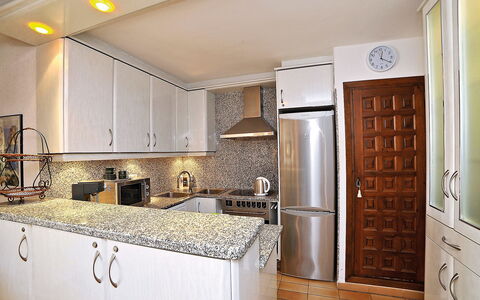 La Colina: Countertop, Zimmer, Cabinetry, Eigentum, Möbel, Küche, Interior Design, Fussboden, Gebäude, Decke