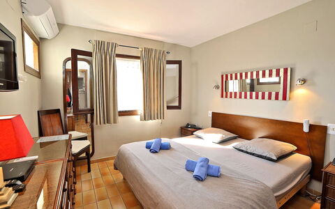 La Colina: Schlafzimmer, Möbel, Zimmer, Bett, Eigentum, Interior Design, Bettdecke, Gebäude, Bettrahmen, Wand
