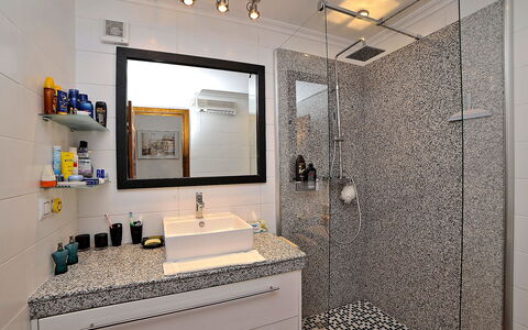 La Colina: Badezimmer, Zimmer, Interior Design, Fliese, Eigentum, Gelb, Wand, Möbel, Gebäude, Haus