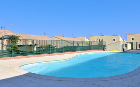 Les Hauts de St Pierre: Himmel, Wasser, Daytime, Eigentum, Gebäude, Azurblau, Schwimmbad, Die Architektur, Schatten, Haus