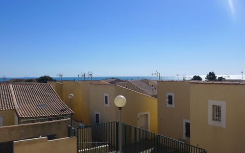 Les Hauts de St Pierre: Himmel, Fenster, Azurblau, Schatten, Urban Design, Sonnenlicht, Gebäude, Biome, Wohngebiet, Grundeigentum