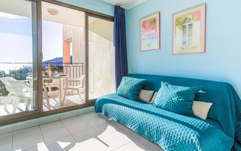 L'Ange Gardien: Möbel, Azurblau, Fenster, Interior Design, Komfort, Holz, Kissen, Fussboden, Gebäude, Aqua