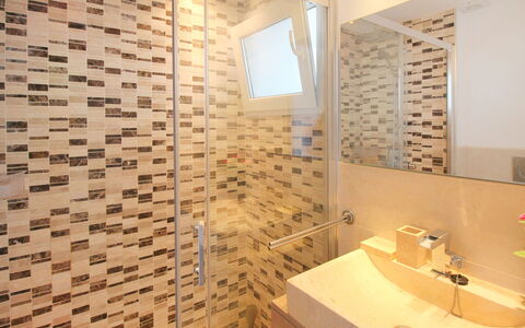 Park Playa Levante: Spiegel, Eigentum, Sinken, Badezimmer, Armatur, Holz, Interior Design, Beleuchtung, Zapfhahn