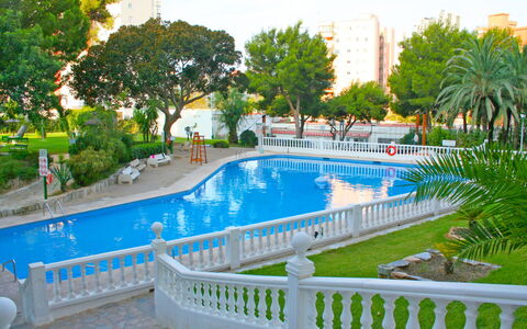 Park Playa Levante: Wasser, Pflanze, Eigentum, Daytime, Gebäude, Schwimmbad, Baum, Azurblau, Himmel, Gartenmöbel