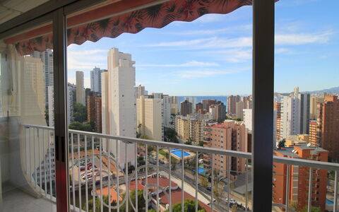 Park Playa Levante: Himmel, Wolke, Gebäude, Daytime, Eigentum, Wolkenkratzer, Fenster, Tower Block, Die Architektur, Eigentumswohnung