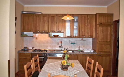 Lucic 100.3: Zimmer, Countertop, Möbel, Eigentum, Küche, Cabinetry, Interior Design, Gebäude, Decke, Fussboden