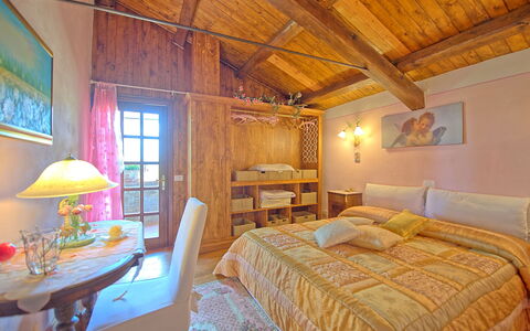 Villa Margherita: Schlafzimmer, Zimmer, Bett, Möbel, Eigentum, Gebäude, Interior Design, Decke, Bettdecke, Bettrahmen