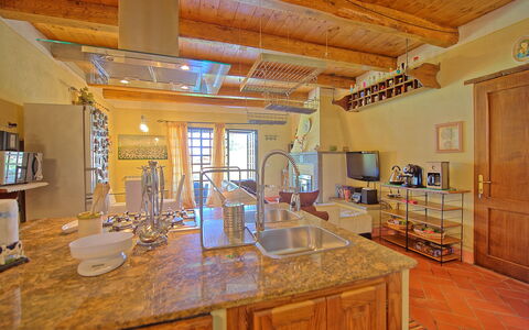 Villa Margherita: Zimmer, Eigentum, Countertop, Gebäude, Möbel, Küche, Decke, Cabinetry, Interior Design, Zuhause