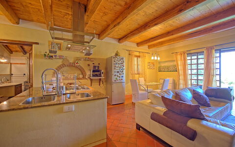 Villa Margherita: Zimmer, Eigentum, Gebäude, Möbel, Interior Design, Wohnzimmer, Strahl, Decke, Haus, Fussboden