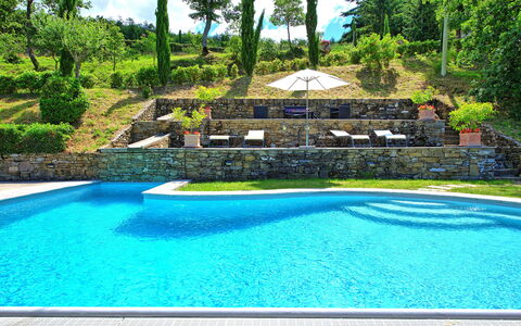 Villa Margherita: Schwimmbad, Eigentum, Natürliche Landschaft, Freizeit, Gras, Resort, Landscaping, Landschaft, Estate, Hinterhof