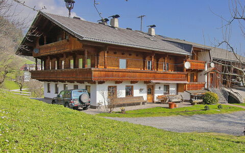 Fügen 400: Himmel, Pflanze, Eigentum, Gebäude, Fenster, Baum, Grundstueck, Haus, Hütte, Gras