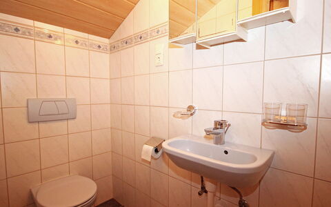 Fügen 400: Badezimmer, Eigentum, Fliese, Zimmer, Wand, Armatur, Toilette, Die Architektur, Interior Design, Zapfhahn