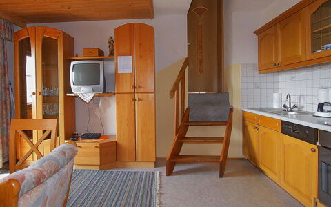 Fügen 400: Zimmer, Eigentum, Möbel, Gebäude, Fussboden, Countertop, Interior Design, Haus, Gelb, Küche