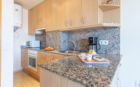 Nuvol Blau: Cabinetry, Countertop, Eigentum, Herd, Küche, Küchengerät, Holz, Interior Design, Exhaust Hood, Flooring