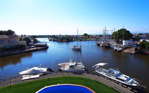 Cap Mestral: Gewässer, Wasserweg, Wassertransport, Wasser, Boot, Kanal, Fluss, Yachthafen, Fahrzeug, Wasservorräte