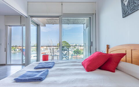 Cap Mestral: Möbel, Gebäude, Komfort, Azurblau, Schatten, Holz, Textil, Bettrahmen, Interior Design, Pflanze