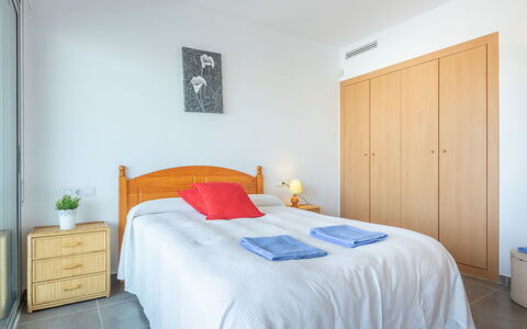 Cap Mestral: Möbel, Eigentum, Komfort, Gebäude, Azurblau, Cabinetry, Textil, Holz, Bettrahmen, Beleuchtung