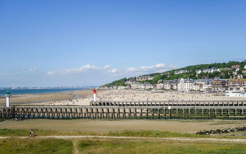 Deauville-Trouville 120: Himmel, Wolke, Einfach, Wiese, Gebäude, Gras, Horizont, Landschaft, Boden, Feld