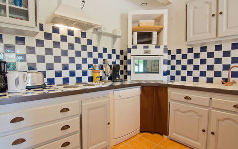 L'Olivier: Countertop, Zimmer, Cabinetry, Fliese, Küche, Eigentum, Möbel, Blau, Interior Design, Fussboden