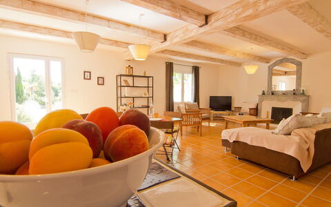 L'Olivier: Zimmer, Wohnzimmer, Interior Design, Eigentum, Möbel, Decke, Orange, Gebäude, Gelb, Fussboden