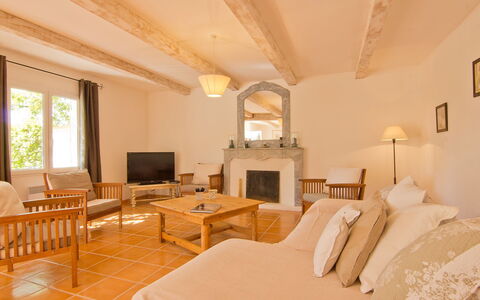 L'Olivier: Zimmer, Eigentum, Möbel, Schlafzimmer, Interior Design, Gebäude, Decke, Bett, Bettdecke, Suite