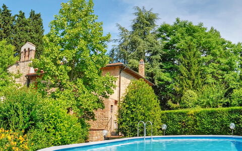 L'Antica Chiesa: Schwimmbad, Natürliche Landschaft, Eigentum, Baum, Grundeigentum, Haus, Zuhause, Hinterhof, Estate, Freizeit