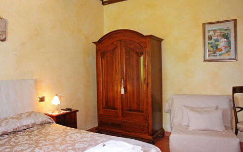 L'Antica Chiesa: Bett, Schlafzimmer, Zimmer, Möbel, Eigentum, Bettdecke, Bettrahmen, Wand, Gebäude, Interior Design