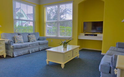 Kissimmee 150: Zimmer, Möbel, Blau, Wohnzimmer, Gelb, Interior Design, Eigentum, Fussboden, Gebäude, Kaffetisch