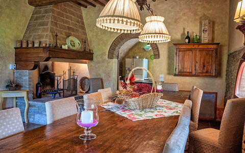 Villa Petrognano: Zimmer, Interior Design, Eigentum, Möbel, Gebäude, Haus, Tabelle, Wohnzimmer, Zuhause, Esszimmer