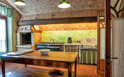 Villa Petrognano: Zimmer, Möbel, Eigentum, Countertop, Gebäude, Interior Design, Küche, Haus, Strahl, Decke