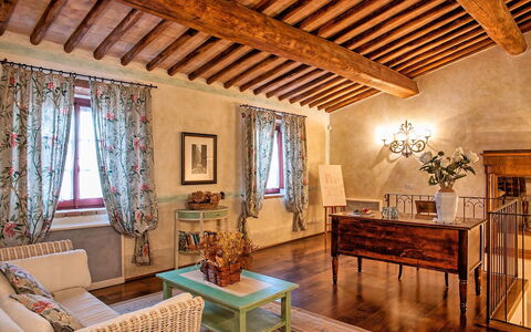 Villa Petrognano: Eigentum, Zimmer, Interior Design, Decke, Gebäude, Möbel, Wohnzimmer, Haus, Grundeigentum, Zuhause