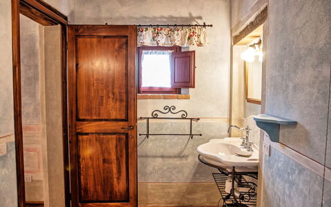 Villa Petrognano: Zimmer, Eigentum, Gebäude, Interior Design, Haus, Möbel, Fussboden, Die Architektur, Badezimmer, Tür