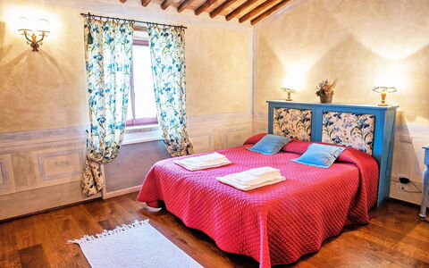 Villa Petrognano: Schlafzimmer, Bett, Zimmer, Möbel, Eigentum, Interior Design, Bettdecke, Gebäude, Bettrahmen, Haus