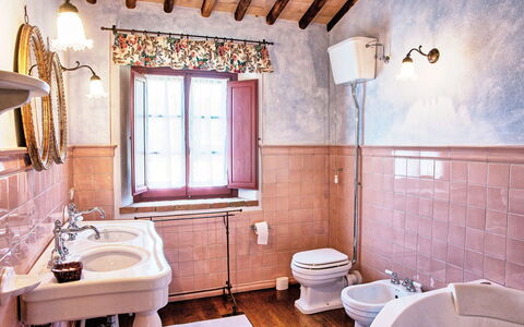 Villa Petrognano: Badezimmer, Zimmer, Eigentum, Interior Design, Gebäude, Grundeigentum, Haus, Zuhause, Wand, Fussboden