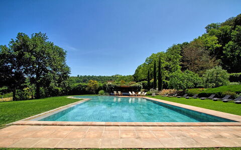 Villa Petrognano: Schwimmbad, Eigentum, Natürliche Landschaft, Estate, Grundeigentum, Haus, Gras, Freizeit, Baum, Zuhause