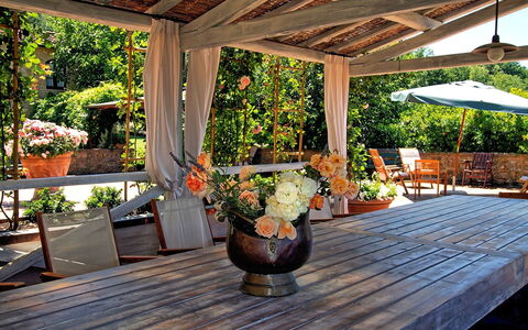 Villa Petrognano: Deck, Eigentum, Gebäude, Zimmer, Hartholz, Interior Design, Hinterhof, Pergola, Zuhause, Terrasse