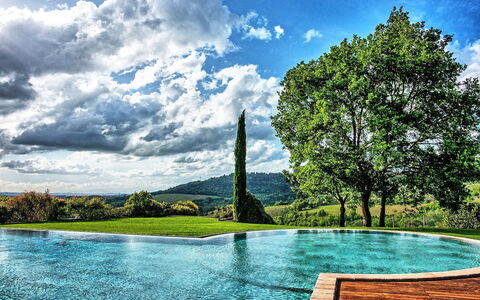 Villa Petrognano: Natürliche Landschaft, Himmel, Natur, Wasser, Blau, Wahrzeichen, Baum, Daytime, Wasservorräte, Wolke