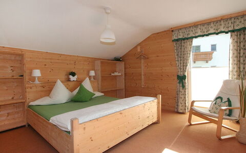 Ötztal: Zimmer, Möbel, Schlafzimmer, Bett, Eigentum, Interior Design, Decke, Bettrahmen, Gebäude, Haus