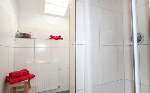 Ötztal: Zimmer, Eigentum, Rot, Fliese, Badezimmer, Interior Design, Fussboden, Die Architektur, Haus, Materialeigenschaft