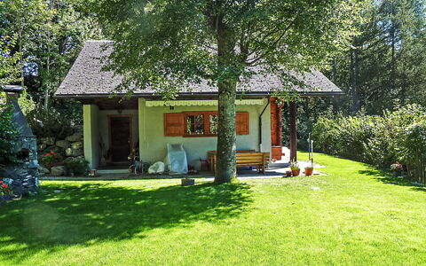 Roxane: Dach, Haus, Hütte, Strauch, Garten, Ländliches Gebiet, Zuhause, Hinterhof, Gartenbauten, Bauernhaus