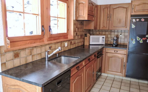 Roxane: Küche, Countertop, Cabinetry, Spüle, Flooring, Holz, Küchengerät, Möbel, Interior Design, Sinken