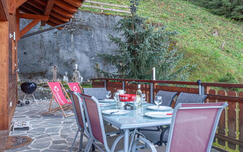 Agneau: Tabelle, Möbel, Eigentum, Pflanze, Stuhl, Tisch Im Freien, Gartenmöbel, Baum, Freizeit, Hütte