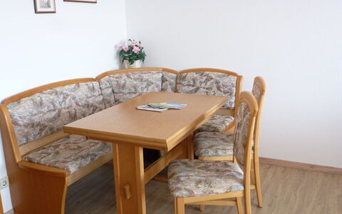 Schonach 125: Möbel, Zimmer, Tabelle, Eigentum, Kaffetisch, Stuhl, Esszimmer, Interior Design, Holz, Schreibtisch