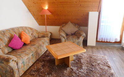 Schwarzwaldblick 125.8: Zimmer, Möbel, Eigentum, Interior Design, Tabelle, Haus, Wohnzimmer, Kaffetisch, Fussboden, Grundeigentum