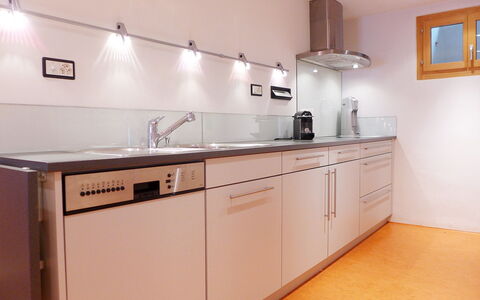 Ferienhaus Döss: Zimmer, Countertop, Cabinetry, Eigentum, Küche, Möbel, Sinken, Interior Design, Gebäude, Haus